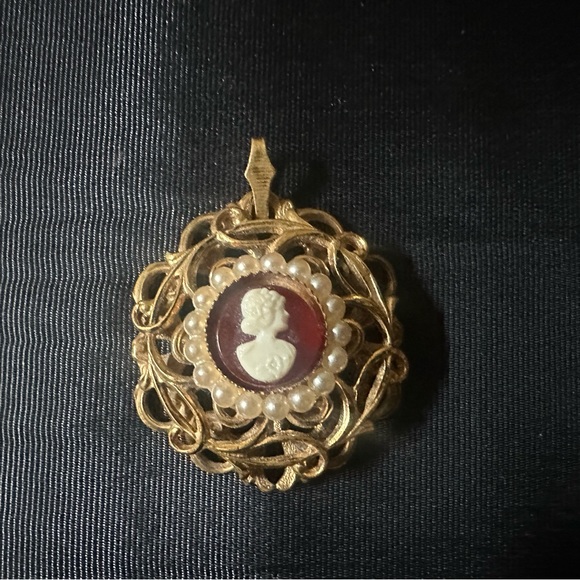 Vintage Faux Cameo Pendant - Picture 2 of 6